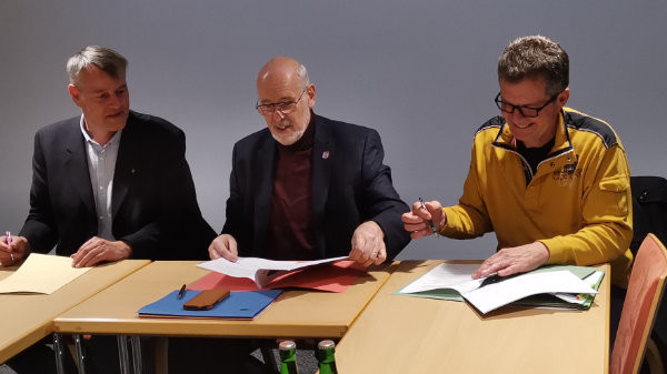 Unterzeichnung der Gruppenvereinbarung SPD, BÜNDNIS 90/DIE GRÜNEN und Ratsherr Burgdorf (FPD)